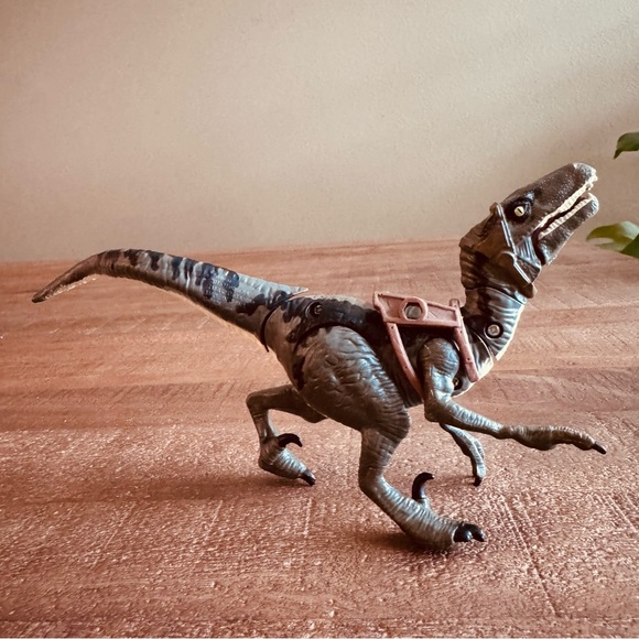 Jurassic World Bashers & Biters Velociraptor "Blue" action figure - Picture 2 of 6